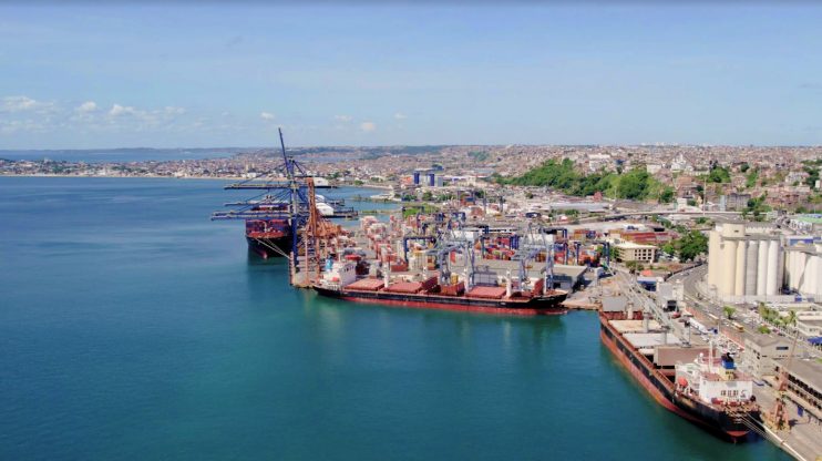 Marco para a navegação brasileira, maiores navios porta-contêiners do mundo com carga total vão atracar no Porto de Salvador 4