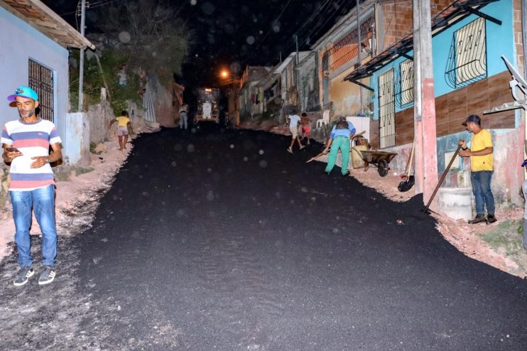 Prefeito Jânio Natal realiza visita técnica às obras de pavimentação no bairro Casas Novas 17