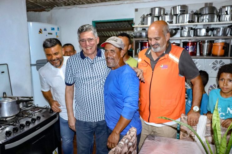 Prefeito Jânio Natal realiza visita técnica às obras de pavimentação no bairro Casas Novas 13