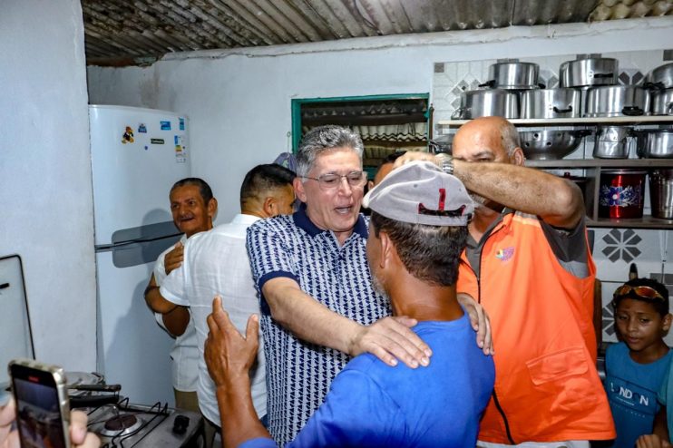 Prefeito Jânio Natal realiza visita técnica às obras de pavimentação no bairro Casas Novas 14