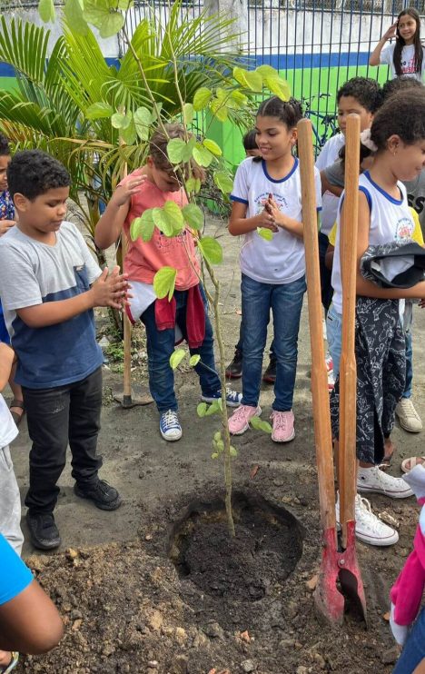 Prefeitura de Eunápolis realiza ação para celebrar o Dia Mundial do Meio Ambiente na escola Nilza Barbosa 16