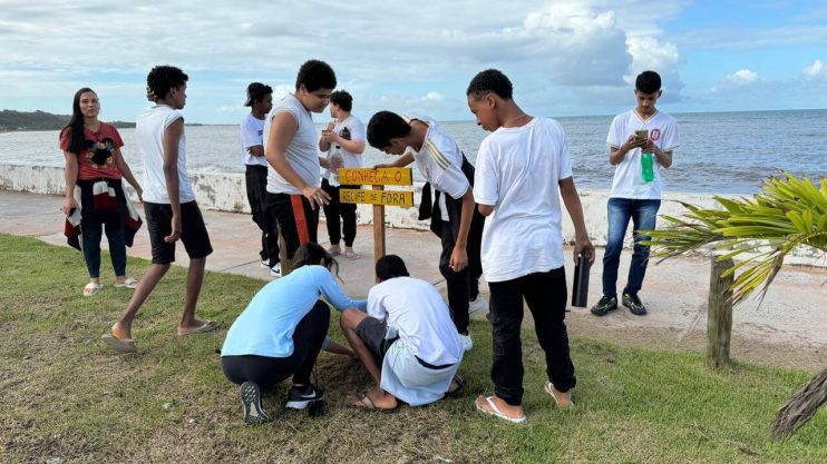 ALUNOS DA REDE PÚBLICA INSTALAM PLACAS DE CONSCIENTIZAÇÃO AMBIENTAL NAS PRAIAS DE PORTO SEGURO 24