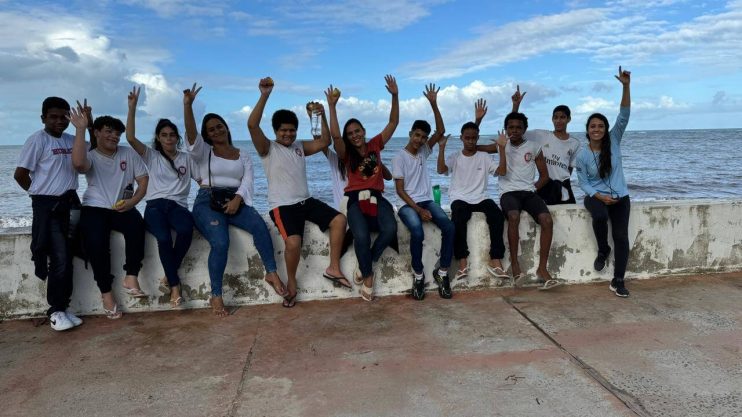 ALUNOS DA REDE PÚBLICA INSTALAM PLACAS DE CONSCIENTIZAÇÃO AMBIENTAL NAS PRAIAS DE PORTO SEGURO 21