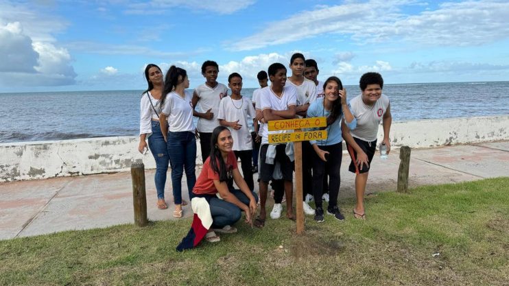 ALUNOS DA REDE PÚBLICA INSTALAM PLACAS DE CONSCIENTIZAÇÃO AMBIENTAL NAS PRAIAS DE PORTO SEGURO 4