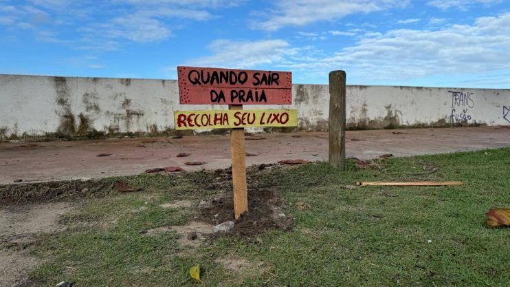 ALUNOS DA REDE PÚBLICA INSTALAM PLACAS DE CONSCIENTIZAÇÃO AMBIENTAL NAS PRAIAS DE PORTO SEGURO 20