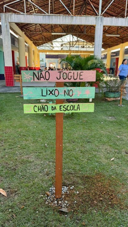 ALUNOS DA REDE PÚBLICA INSTALAM PLACAS DE CONSCIENTIZAÇÃO AMBIENTAL NAS PRAIAS DE PORTO SEGURO 8