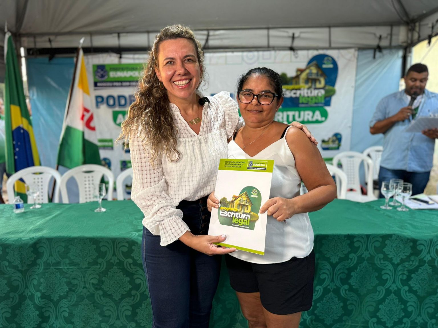 Cordélia segue beneficiando as famílias eunapolitanas e entrega mais títulos de propriedade no bairro Vila Olímpica 9