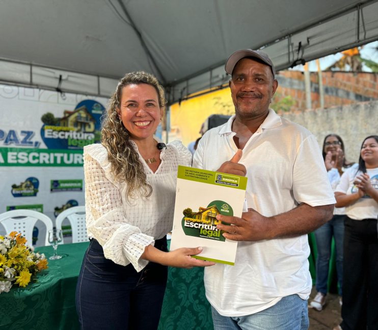 Cordélia segue beneficiando as famílias eunapolitanas e entrega mais títulos de propriedade no bairro Vila Olímpica 21