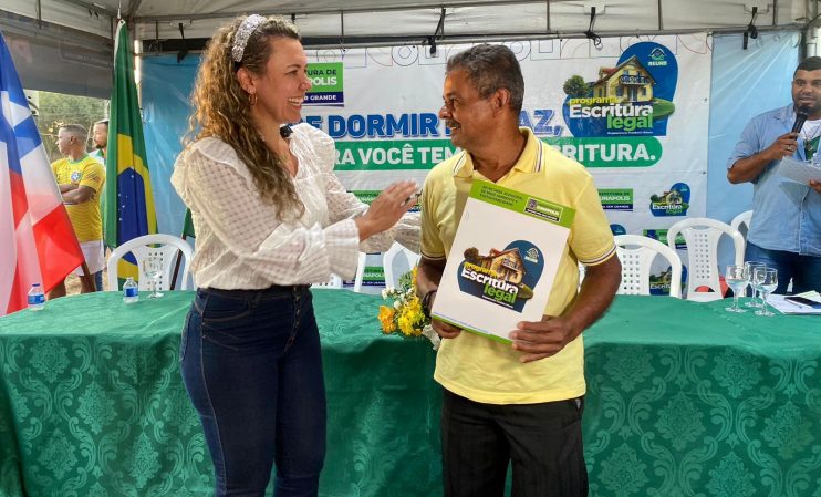 Cordélia segue beneficiando as famílias eunapolitanas e entrega mais títulos de propriedade no bairro Vila Olímpica 16