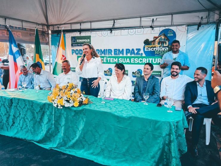 Cordélia segue beneficiando as famílias eunapolitanas e entrega mais títulos de propriedade no bairro Vila Olímpica 17