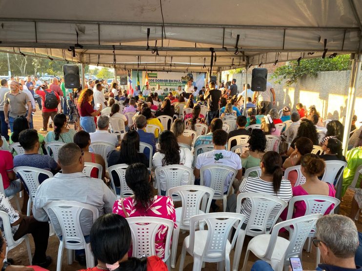 Cordélia segue beneficiando as famílias eunapolitanas e entrega mais títulos de propriedade no bairro Vila Olímpica 15