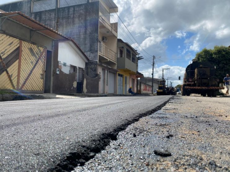 Prefeitura inicia obras de asfaltamento no bairro Pequi 11