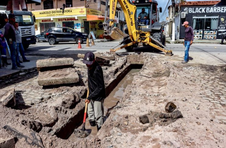 Prefeitura de Porto Seguro realiza limpeza de galerias na Avenida do Navegantes 4