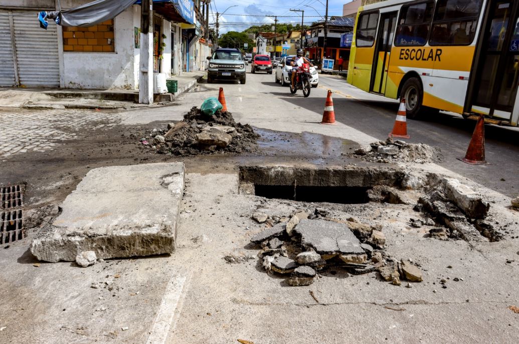 Prefeitura de Porto Seguro realiza limpeza de galerias na Avenida do Navegantes 5