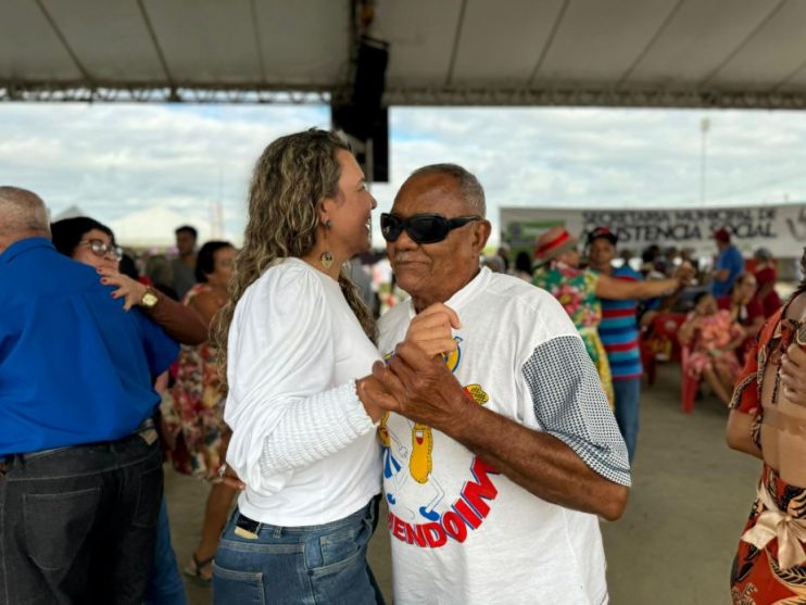 Prefeita Cordélia participa de festa junina para idosos atendidos pelos CRAS 4