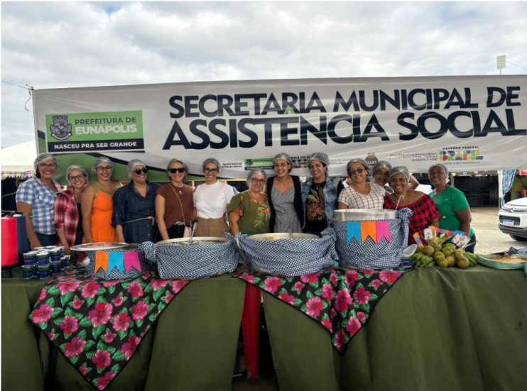 Prefeita Cordélia participa de festa junina para idosos atendidos pelos CRAS 11