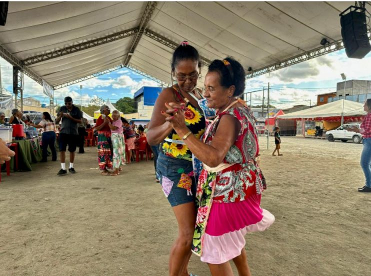 Prefeita Cordélia participa de festa junina para idosos atendidos pelos CRAS 10