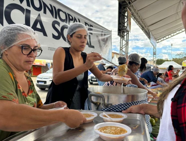 Prefeita Cordélia participa de festa junina para idosos atendidos pelos CRAS 9