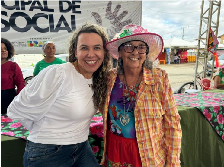 Prefeita Cordélia participa de festa junina para idosos atendidos pelos CRAS 21