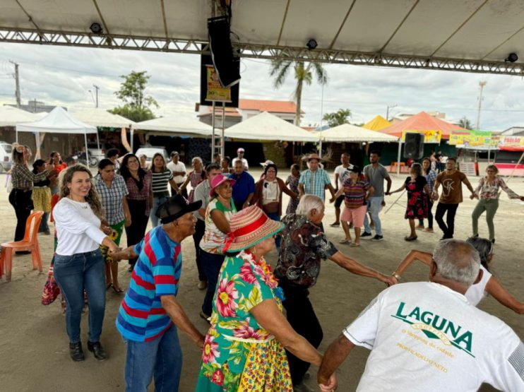 Prefeita Cordélia participa de festa junina para idosos atendidos pelos CRAS 20