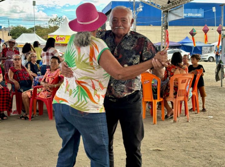 Prefeita Cordélia participa de festa junina para idosos atendidos pelos CRAS 19