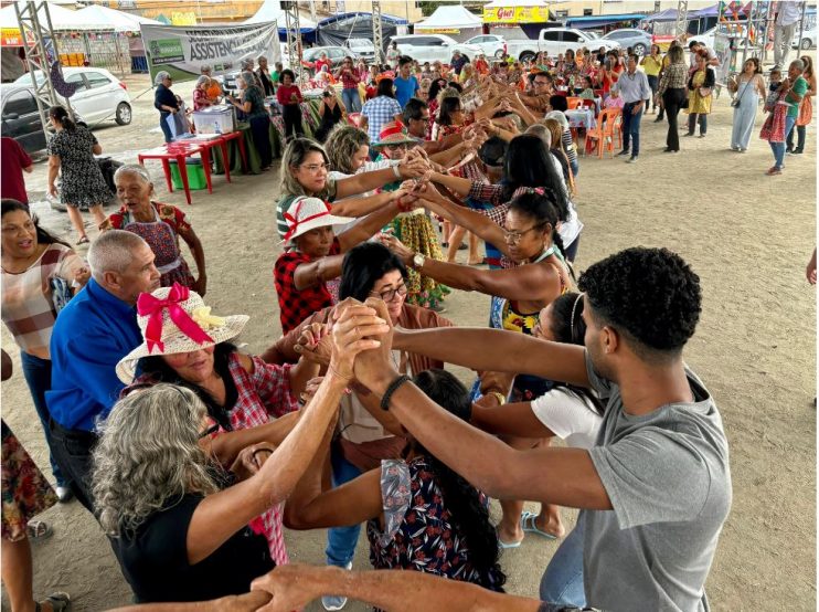 Prefeita Cordélia participa de festa junina para idosos atendidos pelos CRAS 17