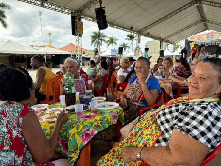 Prefeita Cordélia participa de festa junina para idosos atendidos pelos CRAS 16