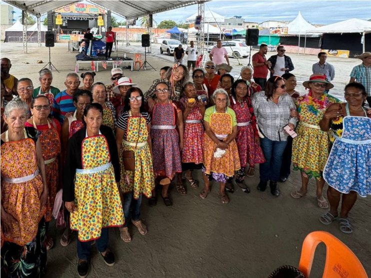 Prefeita Cordélia participa de festa junina para idosos atendidos pelos CRAS 14