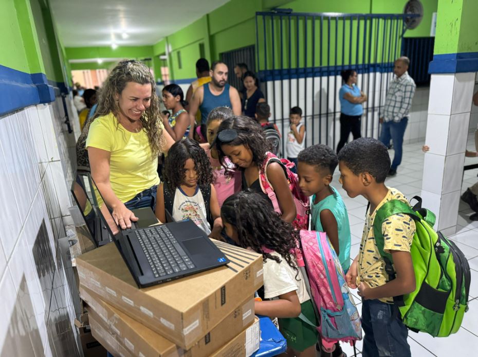 Prefeitura de Eunápolis realiza entrega de notebooks em escolas, ampliando o acesso à educação de qualidade 5