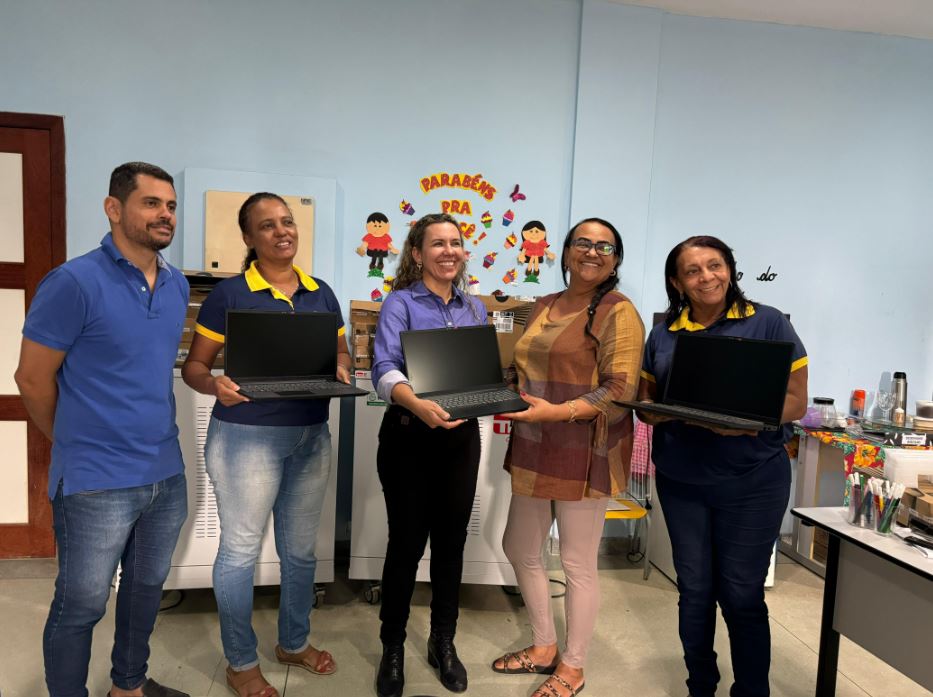 Prefeitura de Eunápolis realiza entrega de notebooks em escolas, ampliando o acesso à educação de qualidade 6