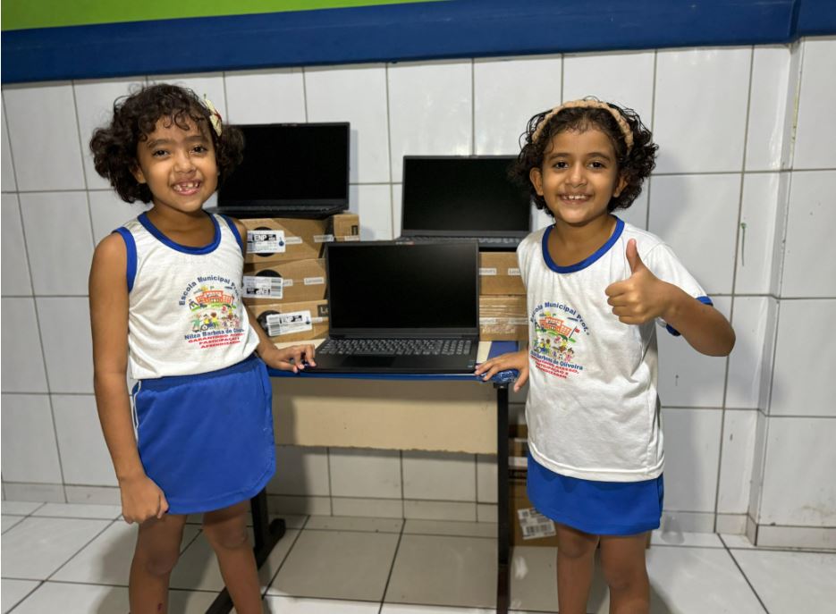 Prefeitura de Eunápolis realiza entrega de notebooks em escolas, ampliando o acesso à educação de qualidade 9