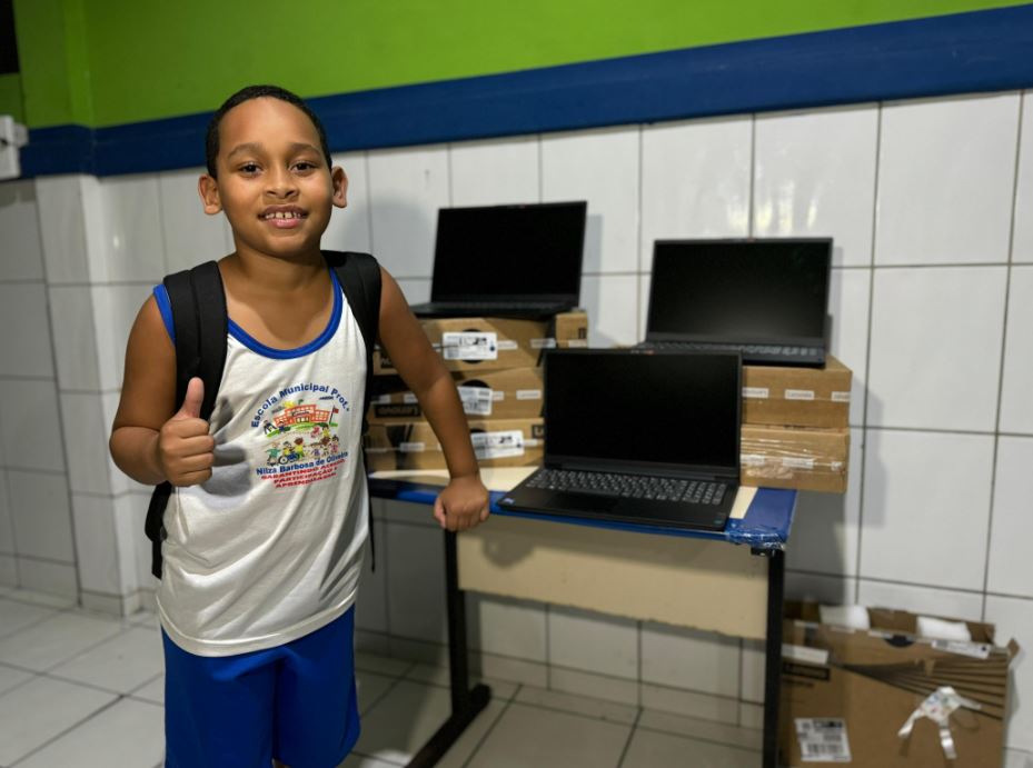 Prefeitura de Eunápolis realiza entrega de notebooks em escolas, ampliando o acesso à educação de qualidade 8