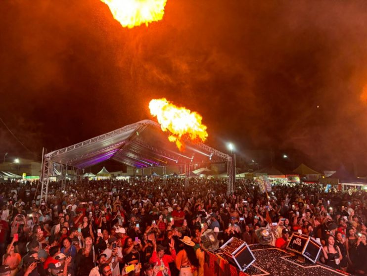 Quadrilha junina e forró de vaquejada agitaram as Vilas do Forró em Eunápolis neste fim de semana 27