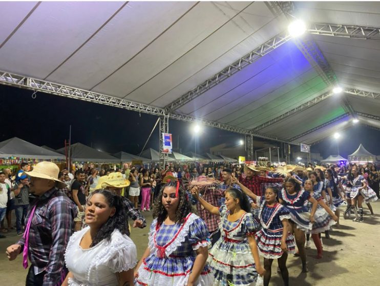 Quadrilha junina e forró de vaquejada agitaram as Vilas do Forró em Eunápolis neste fim de semana 24