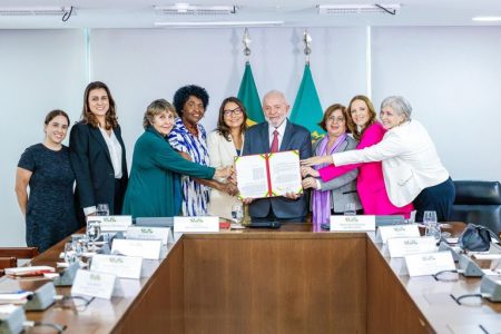 Presidente Lula sanciona lei que fortalece o combate integrado à violência doméstica e familiar contra a mulher 12