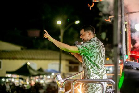 Aniversário de Cabrália: Heitor Costa reúne multidão na Praça Arakakaí 9