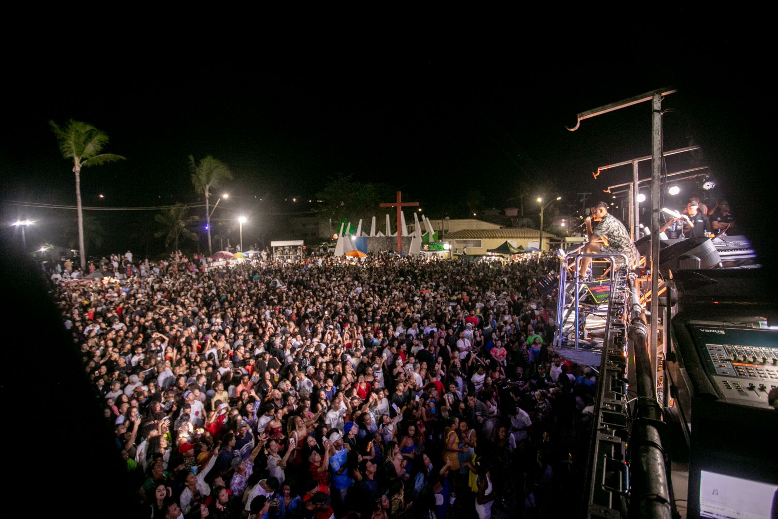 Aniversário de Cabrália: Heitor Costa reúne multidão na Praça Arakakaí 5