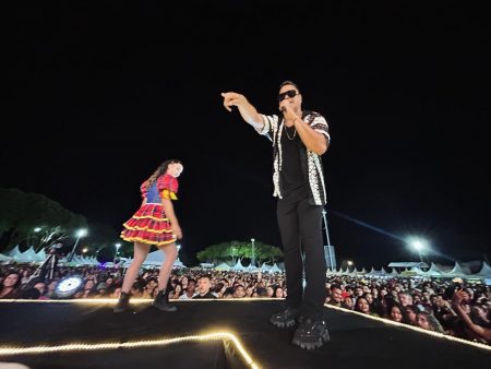 Xandy Harmonia arrasta multidão na Vila do Forró em Eunápolis 10