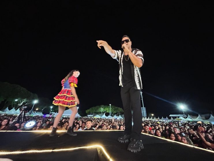 Xandy Harmonia arrasta multidão na Vila do Forró em Eunápolis 4
