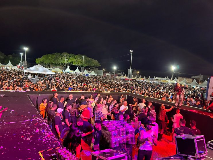 Xandy Harmonia arrasta multidão na Vila do Forró em Eunápolis 23