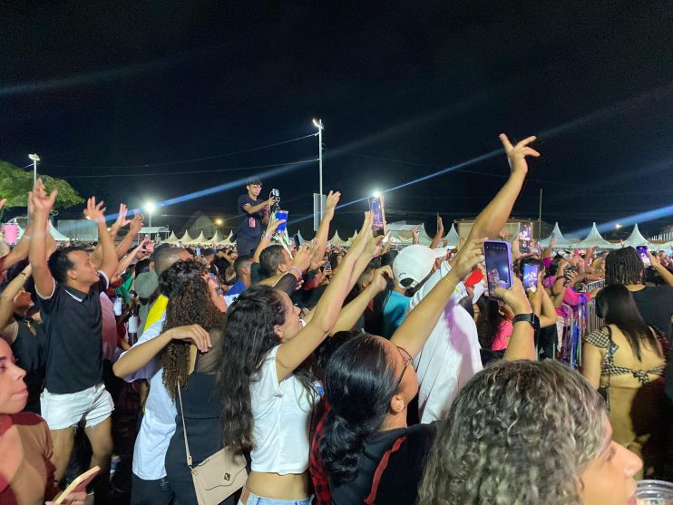 Xandy Harmonia arrasta multidão na Vila do Forró em Eunápolis 18