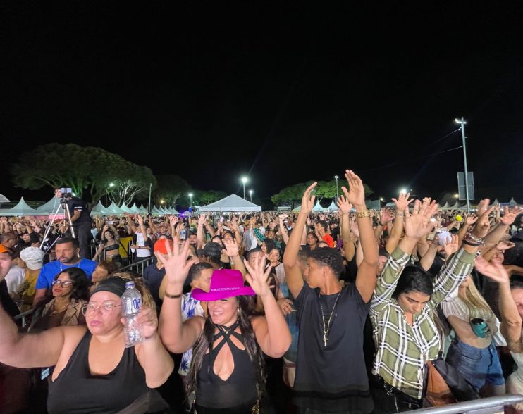 Xandy Harmonia arrasta multidão na Vila do Forró em Eunápolis 17