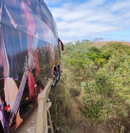 Ônibus da dupla César Menotti e Fabiano bate em carreta em rodovia de Minas 4