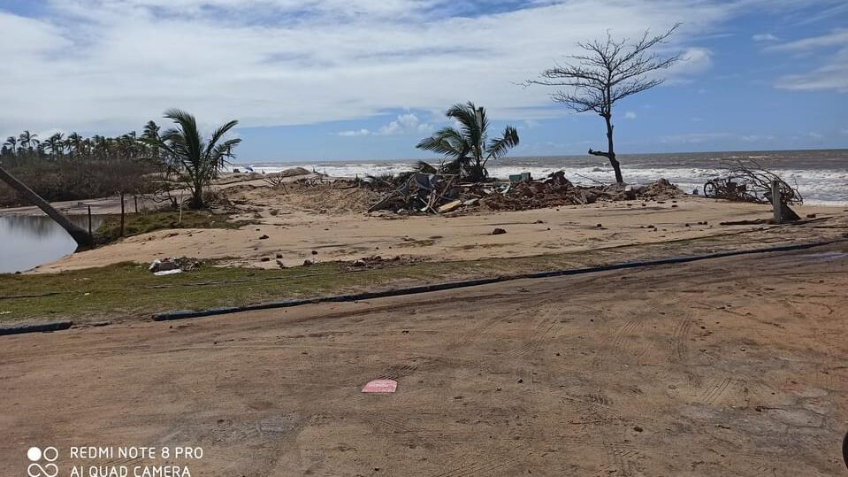 Maré alta causa destruição na Praia do Mar Moreno em Belmonte: Prejuízos para turismo e comércio 5