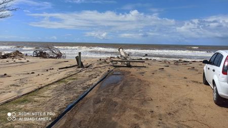 Maré alta causa destruição na Praia do Mar Moreno em Belmonte: Prejuízos para turismo e comércio 8