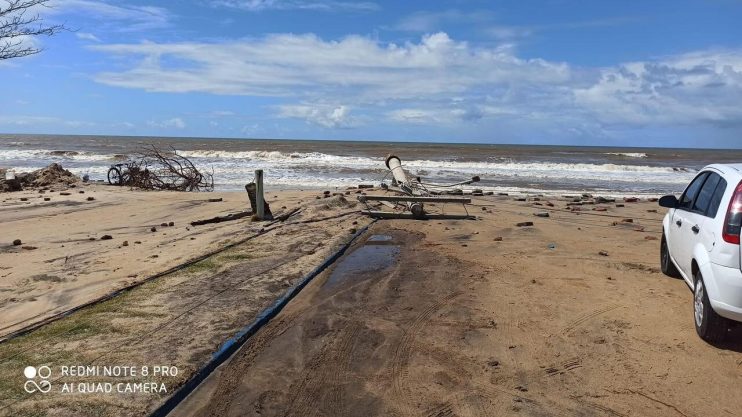 Maré alta causa destruição na Praia do Mar Moreno em Belmonte: Prejuízos para turismo e comércio 4