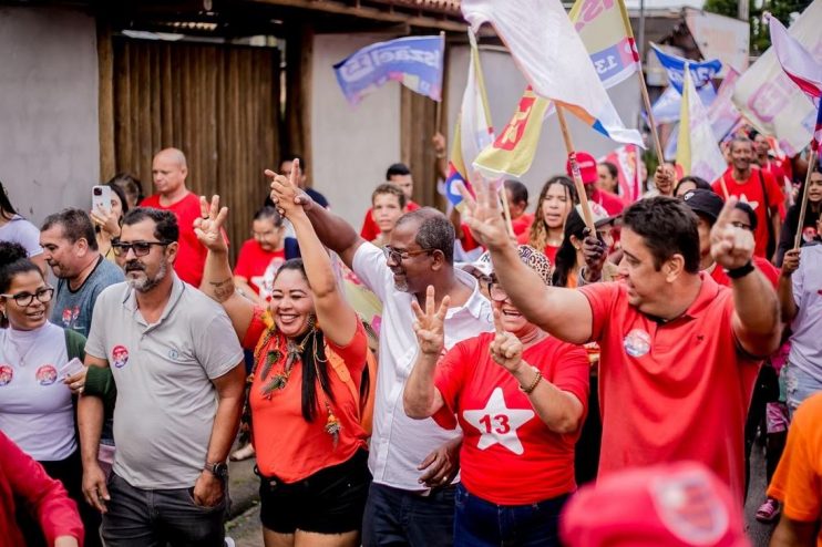 Candidato a Prefeito Professor Iszael lidera grande caminhada com centenas de apoiadores em Santa Cruz Cabrália 22