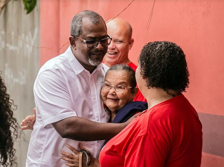 Candidato a Prefeito Professor Iszael lidera grande caminhada com centenas de apoiadores em Santa Cruz Cabrália 21