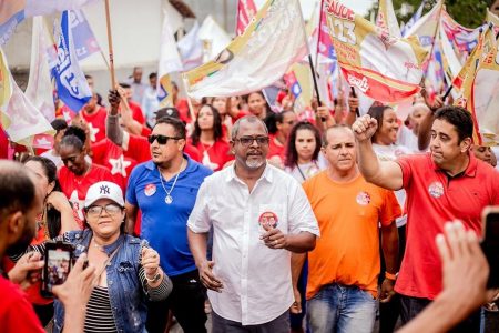 Candidato a Prefeito Professor Iszael lidera grande caminhada com centenas de apoiadores em Santa Cruz Cabrália 28