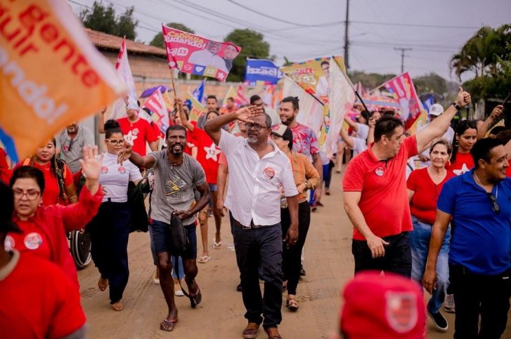 Candidato a Prefeito Professor Iszael lidera grande caminhada com centenas de apoiadores em Santa Cruz Cabrália 15